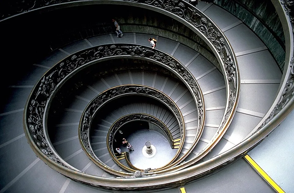 Escalera de doble hélice de los Museos Vaticanos, conocida como escalera de Bramante
