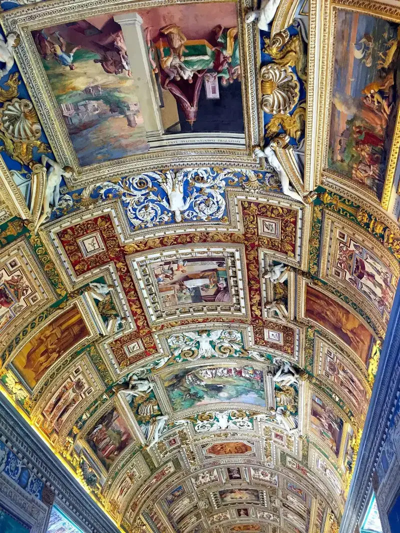 Galería de los Mapas de los Museos Vaticanos, con frescos y techos dorados