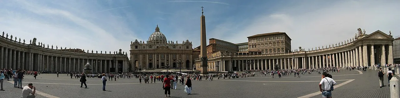 Plaza de San Pedro con la columnata diseñada por Bernini y el obelisco egipcio en el centro